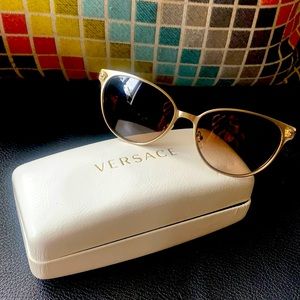 Versace woman's sunglasses 2168 gold frame case and cloth Like New no scratches